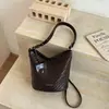 Bolso tejido de moda de gran capacidad para mujer, nuevo modelo de verano 2026, bolso de cubo simple para hombro cruzado de uso diario