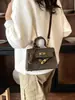 Bolsa pequena requintada e moderna para mulheres, nova moda 2026 bolsa transversal versátil, bolsa de mão popular para outono e inverno, bolsa quadrada pequena