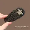 Grampo de Cabelo Fofo Três Cores com Strass de Floco de Neve Elegante Estilo Coreano 2025 para Mulheres, Presilha Lateral para Franja e Mechas