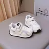 Zapatillas infantiles sencillas de estilo coreano con velcro, ligeras y antideslizantes, adecuadas para niños pequeños y niños pequeños.