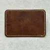 Chapéus prontos com etiquetas em couro PU lisas, adequados para gravação a laser e impressão UV, bem como patches de transferência térmica para roupas e bolsas.