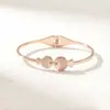 Nova Pulseira de Aço Titânio com Preço Especial para Mulheres em Formato de C Fashionável com Diamantes Resistente à Cor Alta Qualidade Joia para Melhor Amiga