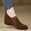 Sapatos Femininos Artesanais que Aumentam a Altura 2025 Outono Novos Sapatos de Salto Plataforma Confortáveis Couro Nobuck Slip-On Sapatos Pretos para o Dia a Dia