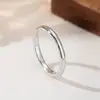 Anel Dourado Banhado a Ouro com Zircônia de Cobre e Borda em Forma de Engrenagem, Anel Minimalista de Luxo Leve, Joias de Luxo Leve de Nicho de Alta Qualidade Atacado