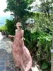 Vestido Bohemio Estilo Resort Rosa y Morado Difuminado de Cuello Halter con Dobladillo Amplio, Corte Holgado, Atuendo para Viaje a la Playa, Vestido Largo de Playa