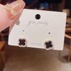 Aretes de aguja de plata S925 temperamento coreano moda simple micro incrustado flor negra de cuatro hojas aretes suministro de primera mano de fábrica para mujer