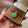 Pingente de calcedônia tipo gelo totalmente cravejado de diamantes para mulheres, apresentando uma vibrante pedra preciosa pequena olho de gato verde e branca, uma corrente delicada e uma corrente para clavícula, oferecendo um toque de luxo discreto.