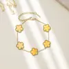 Suministro de fábrica pulseras de acero de titanio lucky trébol de cuatro hojas flor de cinco pétalos nácar tendencia europea y americana de lujo nicho sin decoloración al por mayor