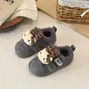 Zapatos de Algodón para Niños 2026 Otoño/Invierno Nuevo Estilo Zapatos Deportivos para Niñas Colgante Lindo de Felpa Zapatos Deportivos Casuales Más Terciopelo Engrosados