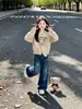 Conjunto de suéter para meninas, nova coleção outono 2026, apresentando um suéter de tricô com urso de desenho animado e calça jeans de perna larga, um conjunto de duas peças em um estilo coreano moderno