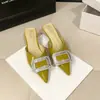 Mules de Verano Estilo Francés con Hebilla de Pedrería Punta Fina Modelo Nuevo 2026 Tacón Delgado Punta Cerrada Medias Zapatillas Exterior Tacones Altos F45-B16