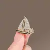 Broche Pequeno de Vela com Toque de Luxo, Nicho e Sofisticado, Estilo Unissex, Simbolizando Navegação Tranquila, Alfinete para Prevenir Exposição, Acessório de Broche