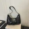 2026 Nova Bolsa Estilo Motociclista Doce e Cool para Axila Moda Feminina para o Dia a Dia Bolsa de Meia-Lua com Rebites Ombro Único Transversal Bolsa de Mão