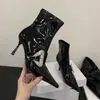 Fivela de Cinto de Couro Luxuosa e Exquisita Botas de Salto Alto para Tornozelo Novo Estilo Outono/Inverno 2026 Zíper Lateral Botas de Couro Envernizado Slim da Moda