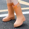 Zapatos de agua de caña media estilo callejero europeo y americano para mujer, botas de lluvia antideslizantes estilo coreano para mujer, zapatos impermeables con suelas gruesas