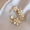 Broche de Perla y Flor Pin de Corsage de Alta Gama para Mujer Diseño de Nicho Lujo Elegante Accesorios Versátiles para Traje y Abrigo