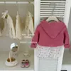 ¡El Brillo Blanco de Col para Bebé En! Conjunto de Dos Piezas Original para Niñas: Cárdigan con Capucha de Fruta del Dragón y Pantalones Rectos de Puntos