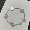 Pulsera Mini Trébol de Cuatro Hojas Flor Única Chapada en Oro Rosa de 18 Quilates con Ágata Roja, Artesanía de Precisión CNC, Directamente de la Fábrica Fuente