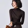 Top de punto de cuello alto de una línea sin costuras para principios de otoño para mujer, color albaricoque, corte ajustado, elástico, suéter fino de capa base
