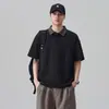 Camisa polo color-block masculina moderna, novo estilo verão 2026, camiseta masculina casual solta de manga curta com gola de lapela