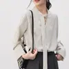 Camisa listrada com design de fita, uma novidade elegante e chique para o início do outono, perfeita para o trabalho ou para o dia a dia