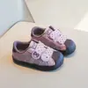 Zapatos de Concha de Suela Suave para Niñas Nueva Colección Primavera/Otoño 2026 Moda Infantil Elegantes Zapatos Argan para Niños Medianos/Grandes Dibujos Animados Zapatos de Entrenamiento Alemanes
