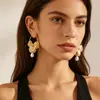 Nuevos pendientes largos de metal con diseño de flor hueca dorada, de lujo ligero de alta gama, transfronterizos, para mujer, joyería de moda y sencilla