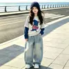 Conjunto de dos piezas de nuevo estilo para niña Otoño 2026: Conjunto de Sudadera Falsa de Dos Piezas y Jeans de Pierna Ancha para Niñas Mayores, Conjunto de Dos Piezas de Dibujos Animados y Moderno
