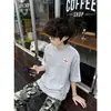 Camiseta de Manga Corta con Pliegues Bordados de Marca Moderna Estilo Americano para Hombre, Verano, Parche de Tres Rayas Gris, Corte Holgado, Top de Alta Costura para Pareja
