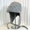 Chapéu de Lã com Cadarço de Cor Sólida e Proteção para Orelhas Chapéu Voador Feminino Versátil Outono e Inverno Quente Chapéu Lei Feng para Mostrar o Rosto Tendência