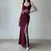 Vestido longo preto sem alças estilo sereia com detalhes sutis em tule, fenda alta, caimento justo, que valoriza a silhueta, para festas