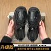Sapatos femininos de couro com sola grossa estilo britânico, novos para o outono de 2026, sapatos JK versáteis vintage para combinar com saias, sapatos de cadarço de salto único que aumentam a altura