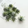 Plantas em vasos pequenos, cercas divisórias, paisagismo decorativo, flores artificiais, samambaias, folhas de eucalipto, plantas oliveiras artificiais