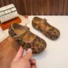 Zapatos de piel para niña modelo 2026 estilo coreano retro de gamuza Mary Jane con una tira, suela plana suave zapatos pezuña de cerdo
