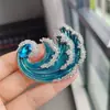 Broche Creativo Retro de Alta Gama Lujo Ligero Forma de Ola Versátil Elegante Retro Pequeño Broche para Traje de Mujer Accesorios para Solapa
