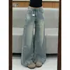 Jeans de brim liso azul claro de cintura alta com lavagem e design texturizado, versátil e confortável, valoriza a silhueta e alonga as pernas, corte slim, adequado para usar com peças de cima, com um leve flare