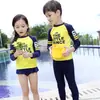 Versão Coreana de Novos Trajes de Banho Infantis para Meninos e Meninas, Macacões de Proteção Solar de Manga Longa, Trajes de Surfe, Trajes de Banho Infantis de Secagem Rápida com Letras