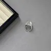 Brincos e anel espirais brancos transparentes de design exclusivo para mulheres, luxo leve com um toque de alta qualidade, brincos e anéis de tarraxa de lua crescente roxos