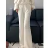 Calça de tricô feminina branca, de corte reto e modelagem solta, com bolsos, apresentando um caimento fluido e um novo design outono/inverno 2026 com estilo de perna larga e comprimento até o chão.