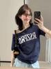 Camiseta Estampada Meia Manga Off-Shoulder com Ombros Assimétricos, Camiseta de Manga Curta 100% Algodão para Mulheres, Ombro Caído Único, Estilo Europeu e Americano Maillard
