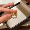 Ouro Real 24K Galvanizado Retenção de Cor Forte Borboleta Florescente Luxo Acessível Estilo Meio do Século Anel com Borboleta Escovada Dourada