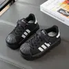 Zapatillas clásicas con puntera de concha, nuevo modelo primavera-verano 2026, parte superior de piel con suela de parche y cierre de velcro, aptas para niños y niñas, zapatos escolares para niños