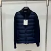Chaqueta de algodón con parche de manga tejida, insignia metálica transfronteriza, cuello alto y cierre de cremallera, estilo minimalista clásico simple de alta gama