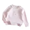 Camiseta de Manga Longa para Meninas com Gola de Renda e Desenho de Desenho Animado Bordado, Novo Estilo Primavera e Outono 2026 Roupas Infantis Blusas da Moda