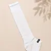 2026 Novo Estilo de Passarela de Primavera Meia Fina Listrada com Letras Sem Pé para Mulheres Tendência Individualismo Tecido com Aplicação de Patch Meias Empilhadas Preto Branco Cinza