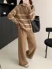 Conjunto Casual de Malha Novo Primavera 2026 Suéter Listrado Color-Block com Meio Zíper Calça Larga Solta Conjunto de Duas Peças para Mulheres