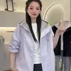 Chamarra casual con capucha de color caramelo, nuevo diseño de nicho para primavera y otoño 2026, abrigo corto versátil y rejuvenecedor para mujer