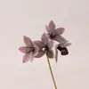 Decoración de hotel boutique: 4 orquídeas artificiales pequeñas y elegantes, flores de seda, flores artificiales y plantas verdes, creando un arreglo floral de lujo ligero, de pie y que no requiere mantenimiento.