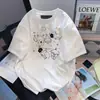Camiseta de Manga Curta de Seda de Leite para Homens e Mulheres, Nova Estampa de Desenho Animado Verão 2026, Moda Meia Manga, Top com Gola Redonda