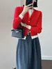 Cardigã de tricô com blocos de cor vermelho e preto, um suéter curto estiloso e chique para mulheres, perfeito para primavera e outono